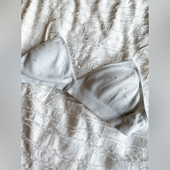 Women’s bra, plain white, ribbed lining, hook back - Picture 1 of 1